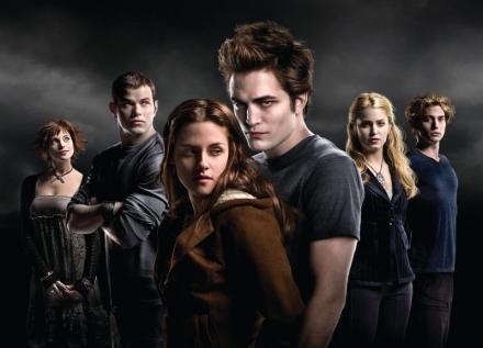 El diseño de los personajes se realizaría de acuerdo a la película. Se incluirían la mayoría de los personajes conocidos del mundo de Twilight, como la familia Cullen.