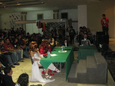 Aqui podemos ver a Yaya, Alessa, Faustino y Mireya como jueces en el concurso de Cosplay